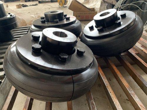 輪(lun)胎式(shi)聯(lian)軸(zhou)器(qi)具有(you)良(liang)好(hao)的軸(zhou)間(jian)偏移補(bu)償性(xing)能(neng)